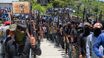 El grupo de Autodefensas "Los Machetes" durante su presentación ante 86 comunidades en el municipio de Pantelho, en julio de 2021.