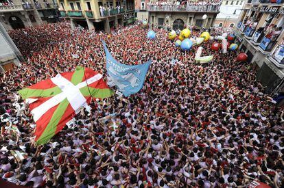 Los Sanfermines han estallado en Pamplona con el lanzamiento del tradicional chupinazo desde el balcón principal del Ayuntamiento, un cohete que ha sido recibido con los habituales vivas y goras al santo coreados por miles de personas.