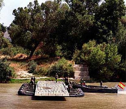 Miembros del regimiento de pontoneros de Monzalbarba navegan por el Ebro.