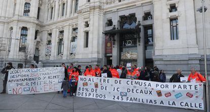 Concentraci&oacute;n de los trabajadores de Cemusa en la protesta en la plaza de Cibeles en protesta por el expediente de regulaci&oacute;n de Empleo(ERE) que afecta a 167 personas, el 80 % de la plantilla