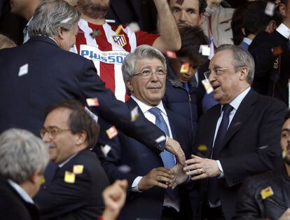 El presidente del Real Madrid, Florentino Pérez (d) y el del Atlético de Madrid, Enrique Cerezo (c).