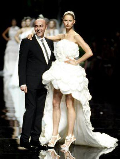 El diseñador Manuel Mota y la modelo Karolina Kurkuva tras el desfile de la firma Pronovias.