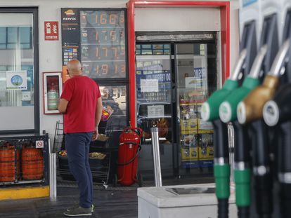 Un hombre mira los precios de los carburantes en una gasolinera de Madrid.
