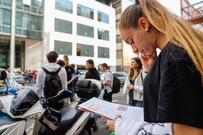 A student reviews notes in Bilbao, this Thursday before taking the Selectivity exam.