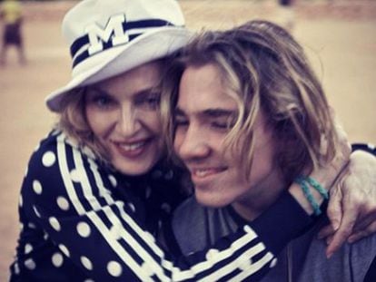 Madonna y su hijo Rocco en una foto de Twitter de 2014. 