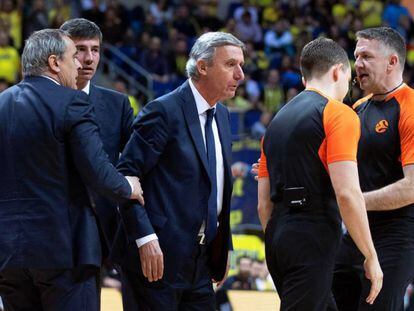 Pesic, en la acción que los árbitros castigaron con la expulsión.