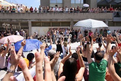 Decenas de vecinos de Usera se concentraron ayer delante de la Junta Municipal durante una de las asambleas del Movimiento 15-M.