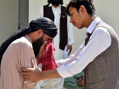 Un hombre consuela otro en un hospital de Quetta tras el suceso, este viernes.
