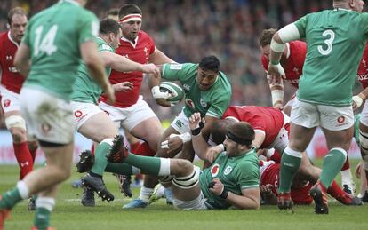 El irlandés Dundee Aki trata de avanzar.