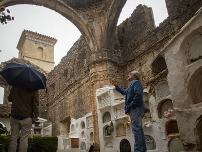 El pueblo que entierra a sus muertos en las ruinas de una iglesia