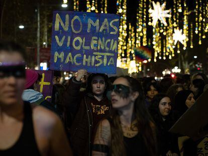 Una mujer sujeta una pancarta durante una manifestación contra las violencias machistas, a 25 de noviembre de 2022, en Barcelona.