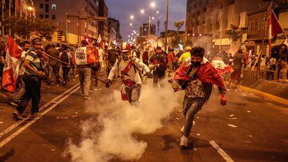Cientos de manifestantes se manifiestan en las calles del centro de Lima.
