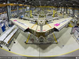Ensamblaje del ala del A350 en la factoría de Getafe.