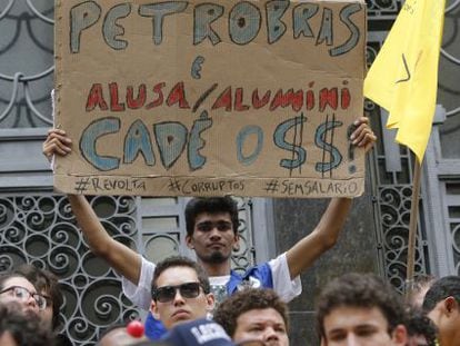 Trabajadores protestan por el escándalo de corrupción en Petrobras. 
