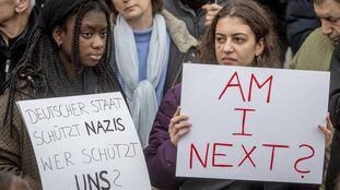 Dos mujeres con carteles en protesta contra la matanza racista, el 22 de febrero en una manifestación en Hanau.