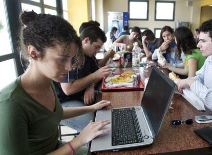Estudiantes utilizan el ordenador portátil.