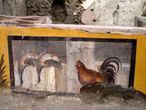 Dibujos de un gallo y unos patos en el mostrador del 'termopolio' de Pompeya.