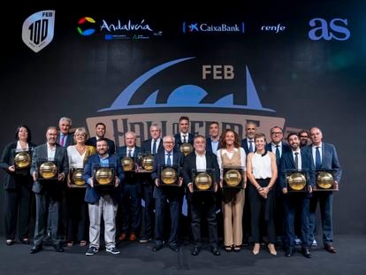 Todos los premiados en el Salón de la Fama del baloncesto español, junto a Elisa Aguilar, presidenta de la FEB, y Vicente Jiménez, director del diario As.