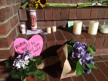 Improvisado altar por Robin Williams en la casa donde se grabó 'Señora Doubtfire', en San Francisco.