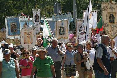 Asistentes al rezo del rosario en Prado Nuevo en El Escorial el pasado sábado día 1.