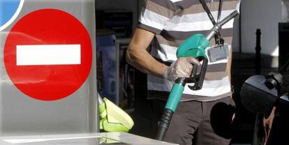 Un conductor reposta en una gasolinera de Madrid. 