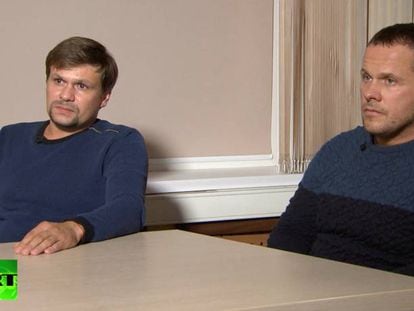 Anatoli Chepiga y Alexander Mishkin (identificados entonces como Alexander Petrov y Ruslán Boshirov), espías rusos acusados por el Reino Unido del ataque a Serguéi Skripal, en una captura de su entrevista con Margarita Simonián en 'Russia Today' en 2018.