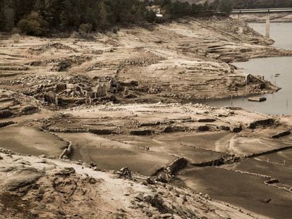 Restos emergidos por la sequ&iacute;a en el embalse de Lindoso (Ourense). 