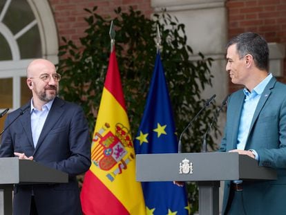 El presidente del Gobierno, Pedro Sánchez, a la derecha, y el del Consejo Europeo, Charles Michel, durante su comparecencia en el Palacio de La Moncloa.