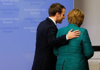 El presidente franc&eacute;s, Emmanuel Macron, y la canciller alemana, Angela Merkel, tras ofrecer una rueda de prensa conjunta despu&eacute;s de la cumbre europea. EFE/ Julien Warnand