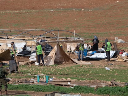 Desalojo de familias palestinas por el Ejército israelí, el miércoles en Humsa al Baqaia (Cisjordania).