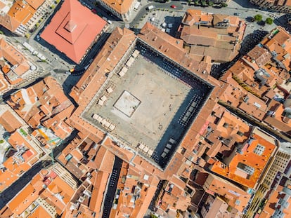 Plaza Mayor (Salamanca). La población estudiantil garantiza que el ambiente no sea demasiado serio en la considerada por muchos como la plaza más hermosa de España. Rodeada por una estructura de tres pisos proyectada por el arquitecto Churriguera, en un armonioso estilo barroco, entre 1729 y 1756, sus soportales acogen bares y cafés, como el Novelty, lugar de encuentro habitual de literatos y artistas desde 1905. Uno de sus más ilustres clientes fue Unamuno, que tenía aquí su tertulia diaria.