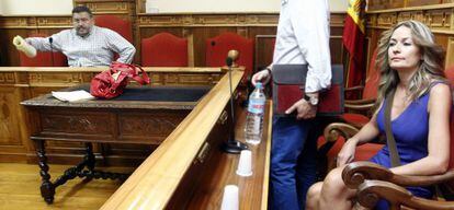 El alcalde de los Y&eacute;benes, Pedro Acevedo, durante un pleno junto a la concejala socialista, Olvido Hormigos. 
