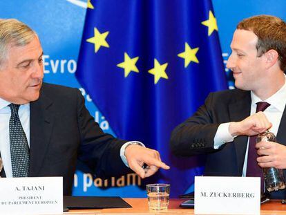 A la izquierda, el presidente del Parlamento Europeo, Antonio Tajani, junto al consejero delegado de Facebook, Mark Zuckerberg
