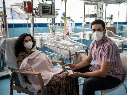 Pedro Zabala y Ana Isabel Díaz y su bebé, en el Hospital Universitario HM Puerta del Sur, Móstoles, Madrid.