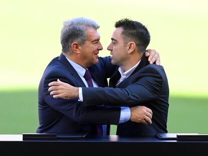 Laporta y Xavi, el día de la presentación de este como nuevo entrenador, en noviembre de 2021. 