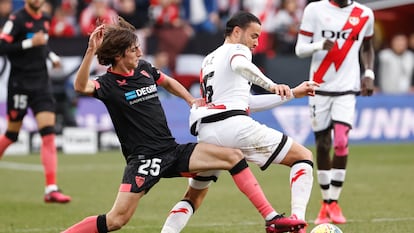 Bryan Gil intenta arrebatarle el balón al rayista Raúl de Tomás.