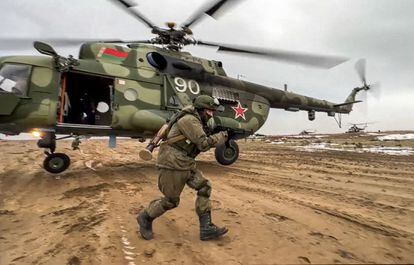 Fotograma de un vídeo suministrado por el Ministerio de Defensa ruso, el 19 de febrero, que muestra ejercicios militares conjuntos de las fuerzas rusas y bielorrusas.
