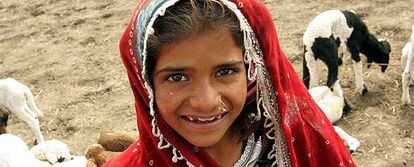 Una niña nómada del Estado de Rajastán en su <i>dera</i> o campo, en las afueras de Bhopal.