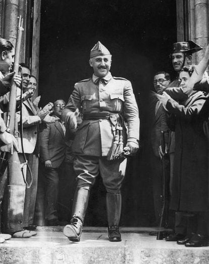 Franco, fotografiado en 1936 en Burgos, rodeado de sus seguidores. Detrás puede verse al general Mola.