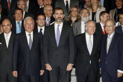 El príncipe Felipe acompañado por el ministro de Asuntos Exteriores, José Manuel García Margallo (2i), el presidente de CaixaBank, Isidro Fainé (2i), y el presidente de OHL, Juan Miguel Villar-Mir (d), posa para la foto de familia en la clausura de un encuentro de altos responsables de empresas que, bajo el lema "Liderando sin fronteras", ha organizado la Confederación Española de Directivos y Ejecutivos (CEDE) para analizar los desafíos de la internacionalización, hoy en Madrid.