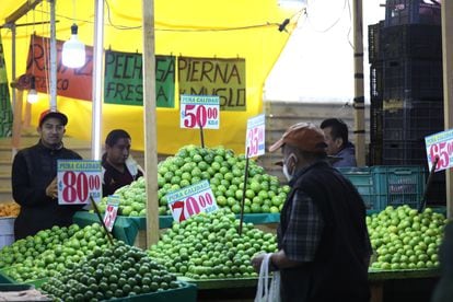 Un puesto de limones donde sobresalen los carteles con el elevado precio del cítrico en un mercado de Ciudad de México.