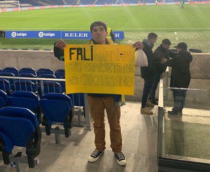 Esteban Moreno enseña la pancarta dedicada a Fali en el partido en el Reale Arena el pasado 3 de marzo.