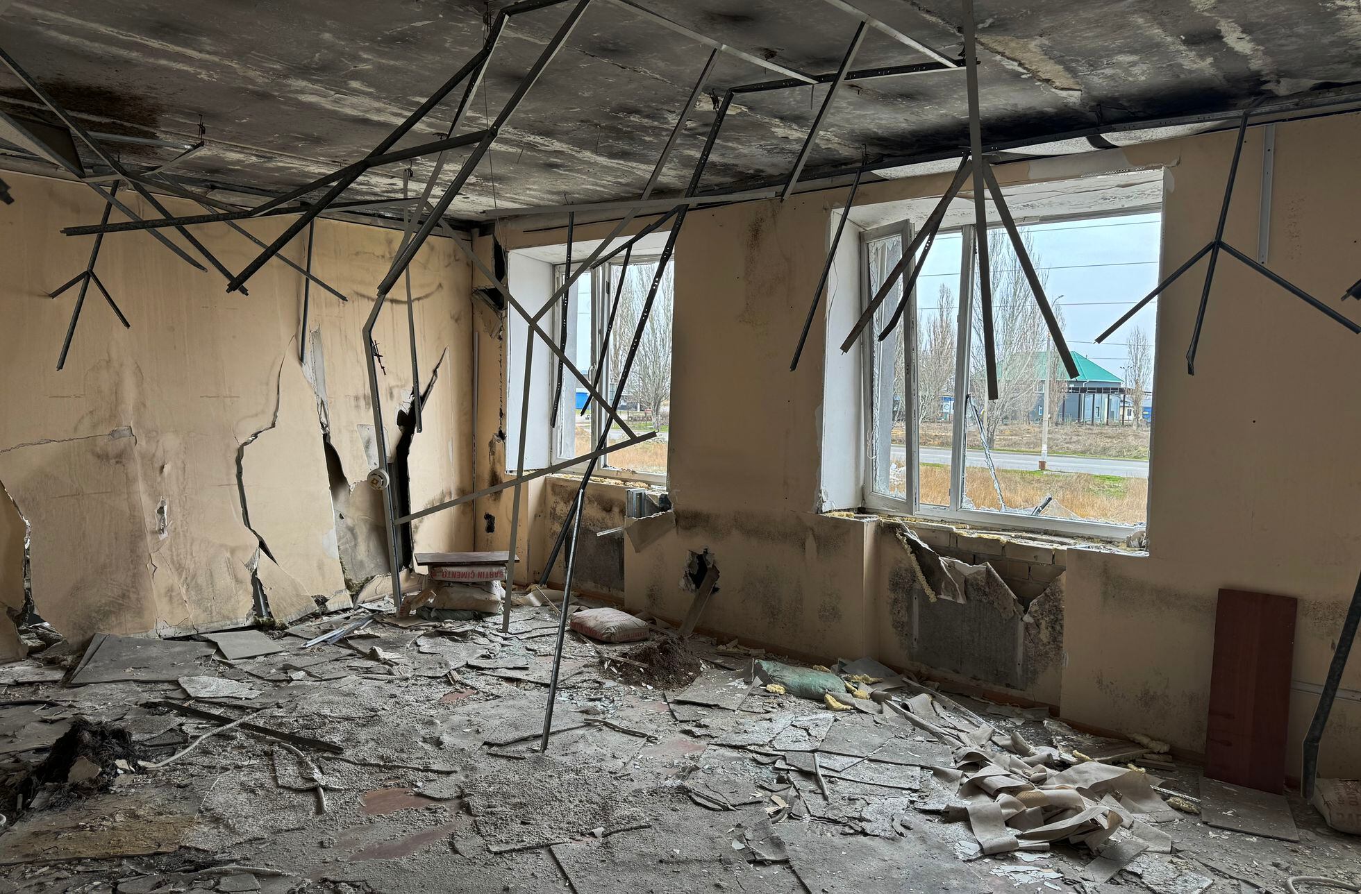 Interior de un edificio de oficinas atacado con cohetes en la ciudad de Jersón.