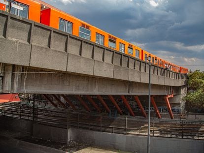 Un tren de la Línea 9 viaja cerca de la estación Pantitlán, en septiembre de 2023.