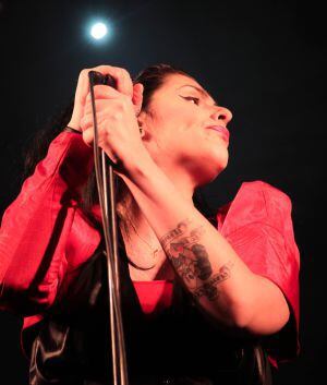 Sònia Tovares, la cantante de The Gift, durante su actuación en Actual.