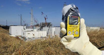Medición de radiación en las inmediaciones de la central nuclear de Fukushima.