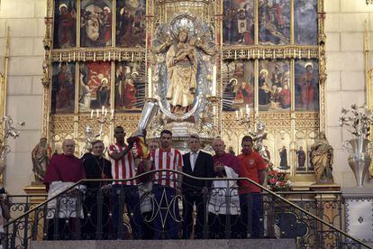 El capitán del Atlético, Antonio López, Perea y el presidente del club, Enrique Cerezo, en la catedral de La Almudena.