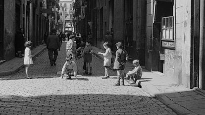 Niños jugando en una calle del Barrio Chino de Barcelona, el 13 de abril de 1934, en una imagen de Margaret Michaelis.