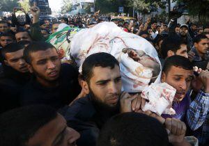 Palestinos de Gaza portan el cuerpo de Ahmed Yabari, jefe militar de Hamás muerto ayer en un ataque israelí.