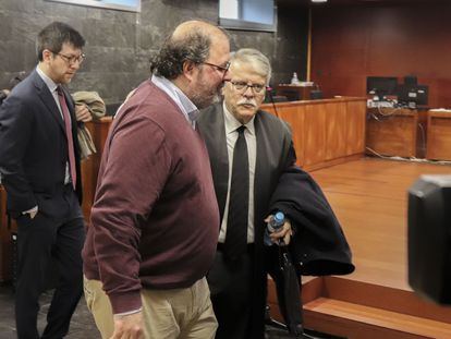 Alberto Casero (segundo por la izquierda), durante la audiencia previa en la Audiencia Provincial de Cáceres, este martes.